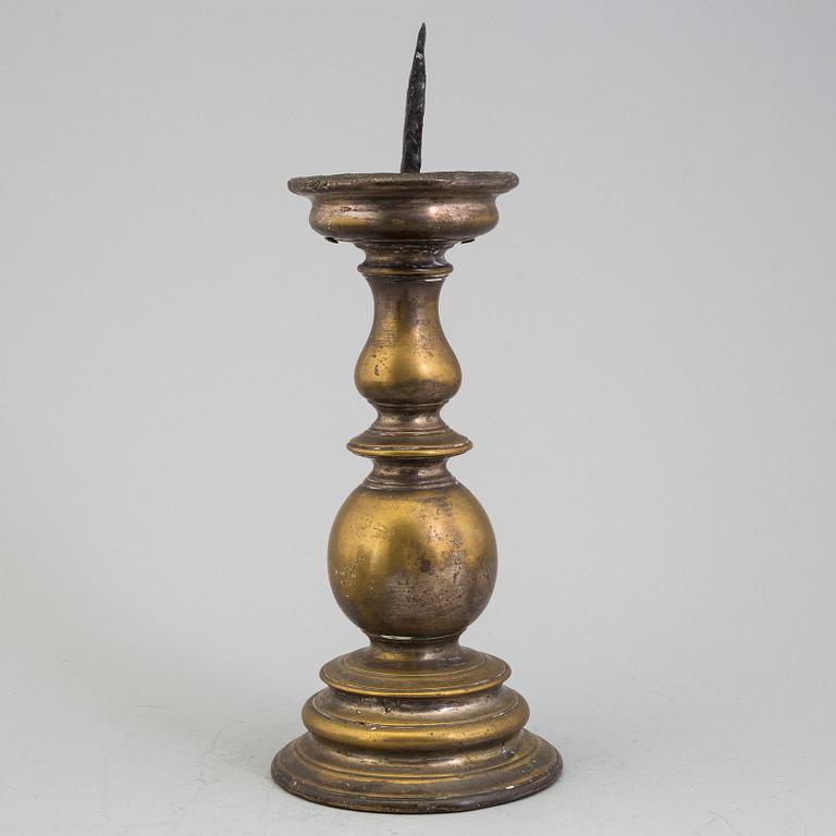 A 15TH CENTURY BRONZE CANDLESTICK.