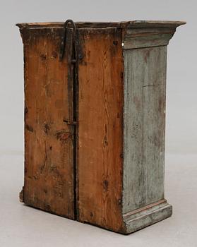 HÄNGSKÅP, allmoge, 1700-tal.