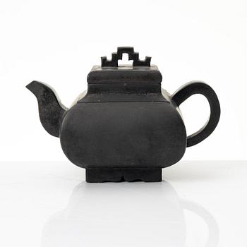 A Chinese brown yixing teapot, late Qing dynsaty / early 1900s.