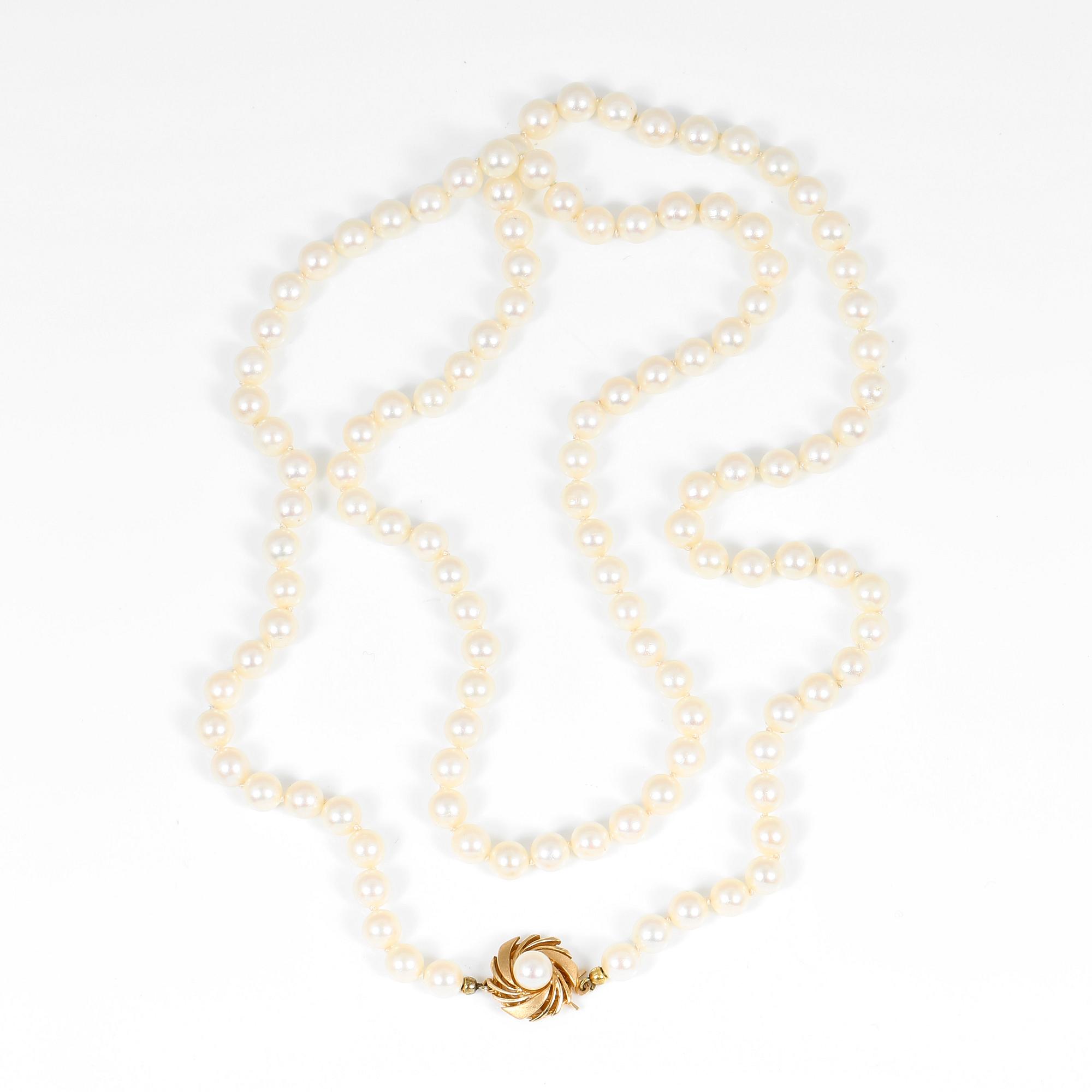 PÄRLCOLLIER, odlade pärlor med 18K guldlås. Vikt  51,5 g.