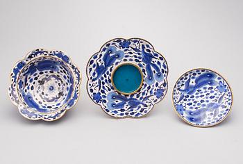 A Chinese cloisonné bowl with lid and saucer, the first half of the 20th century.