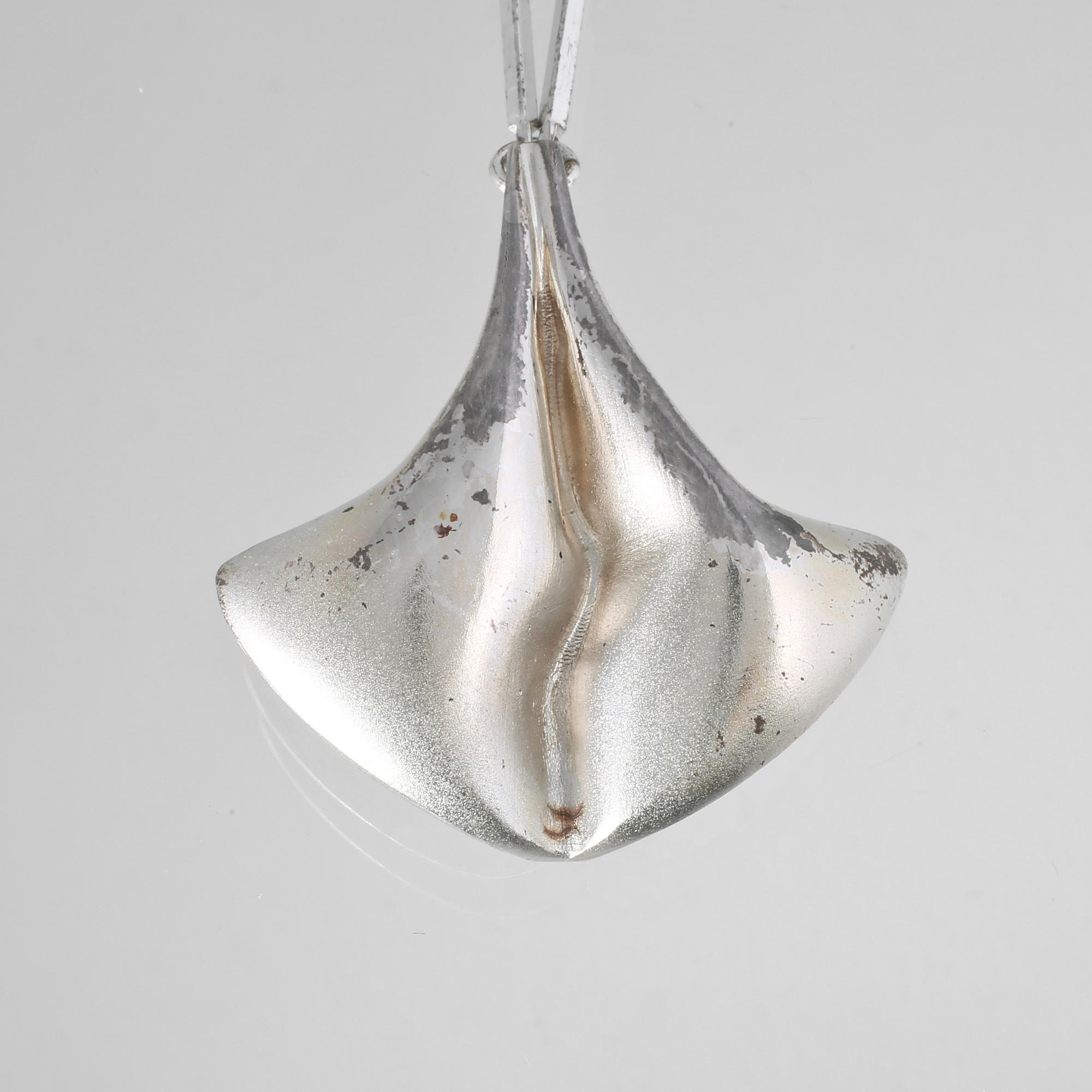 HÄNGE, sterlingsilver, Matti Hyvärinen, Finland. Vikt 16,8 gram.
