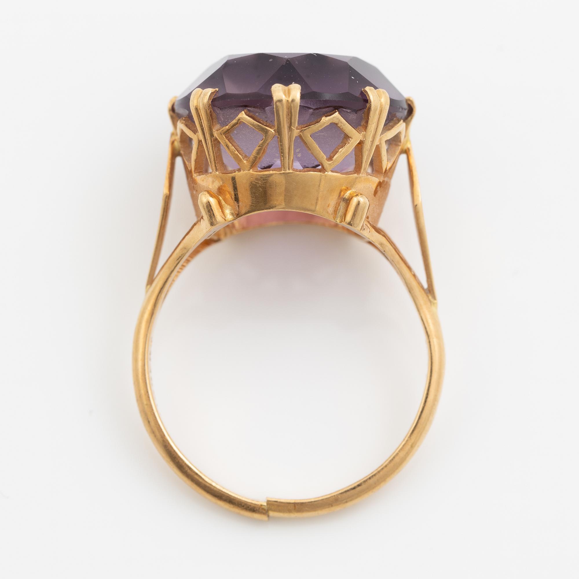 Ring, Stigbert, Engelbert 18K gold with amethyst.