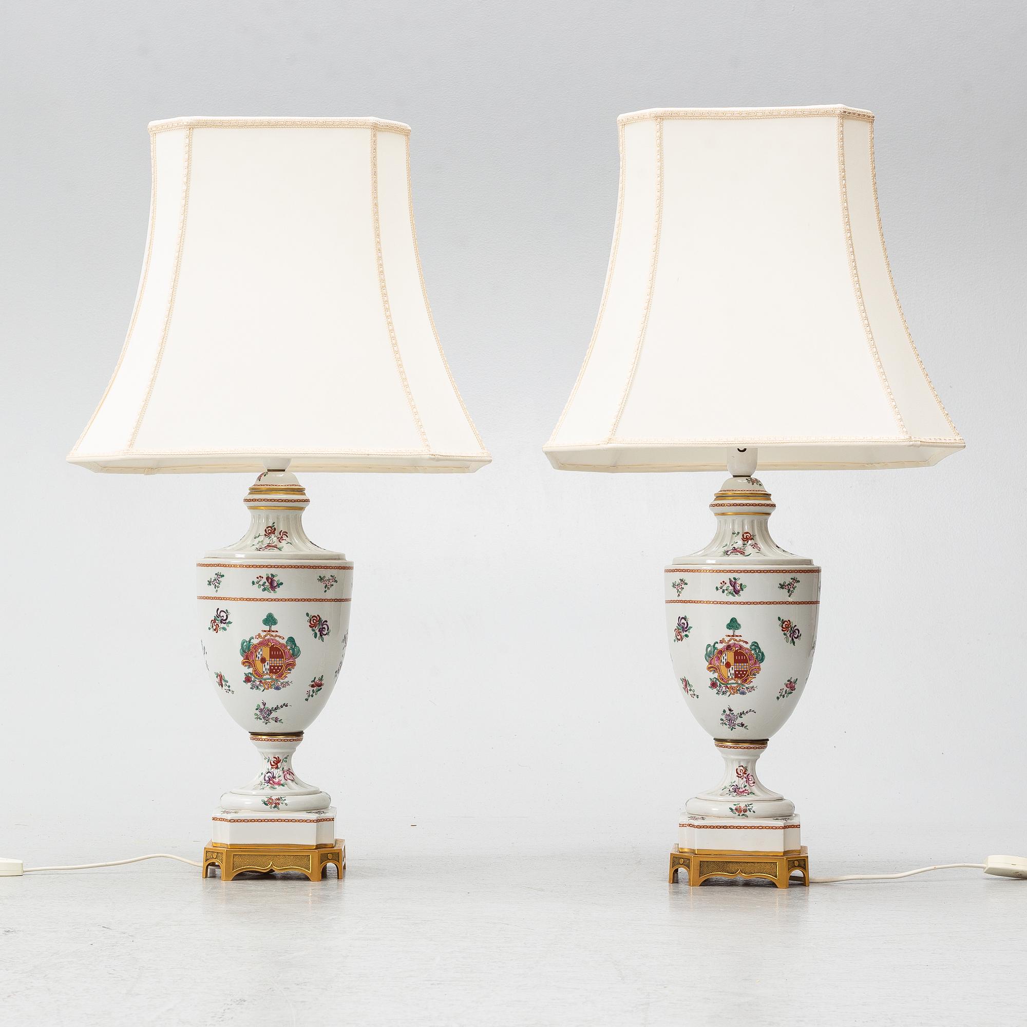 Bordslampor, ett par, Porcelaine de Paris, Frankrike, 1900-talets andra hälft.