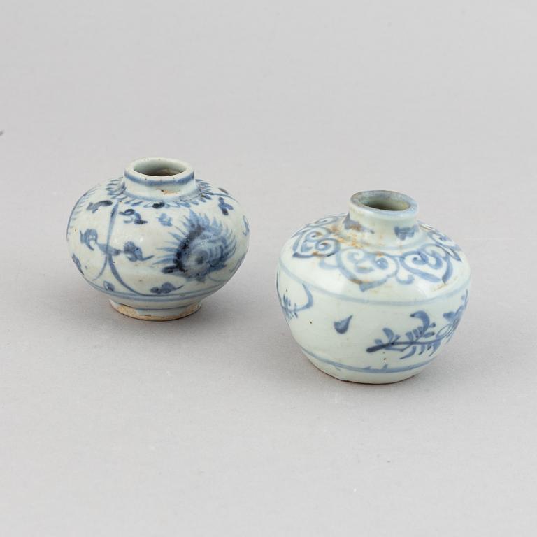 Two miniature jars and a box with cover, South East Asia, 15th/17th Century.