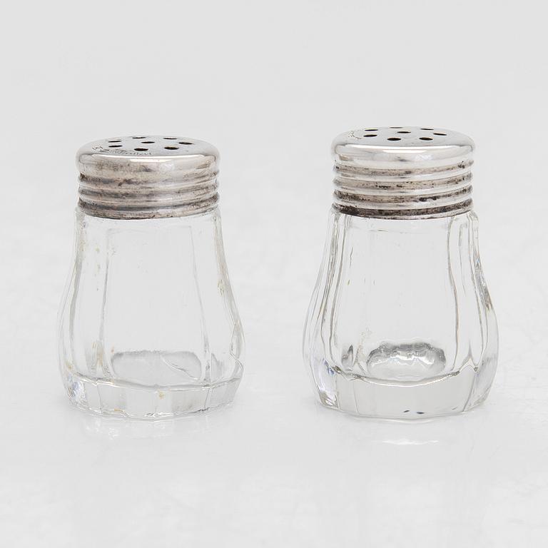 Snapsbägare, 7 st, och saltkar, 8 st, silver, glas, Tavastehus och Åbo 1948-54, fem saltkar med svensk kontrollstämpel.