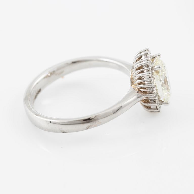 Ring 18K white gold set with an oval brilliant-cut diamond, accompanied by a GIA report.