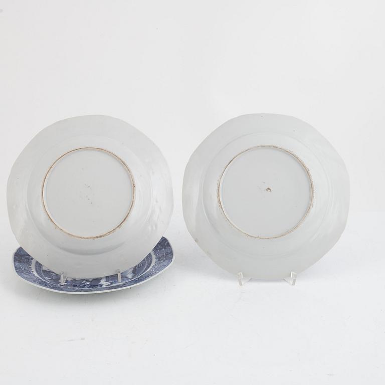 A set of seven Chinese export porcelain plates, Qing dynasty, Qianlong (1736-95).