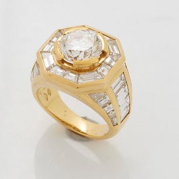 An 18K gold ring set with a round brilliant-cut diamond 3.01 cts.