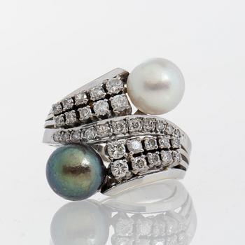 RING, 18K vitguld med odlade saltvattenspärlor samt briljantslipade diamanter ca 0.65 ct.