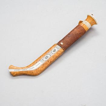 Puukko, signeerattu Johan Tuuri (nuorempi), saamenkäsityö / duodji, 1900-luvun puoliväli.