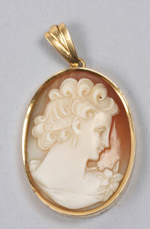 HÄNGE MED CAMÉ, 18K guld, Stockholm 1947.