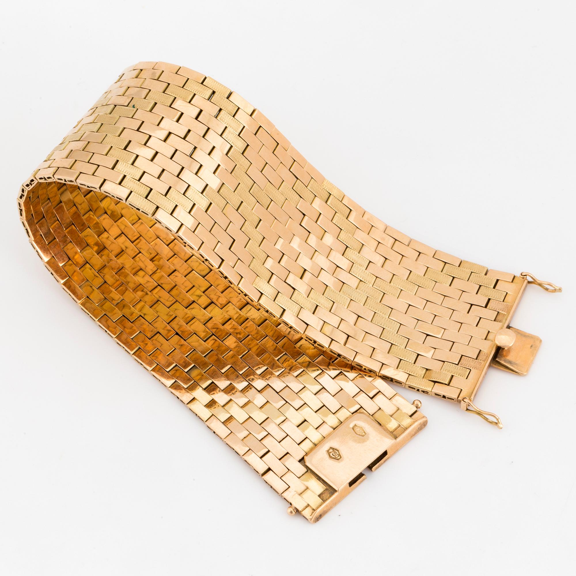 An 18K gold bracelet.