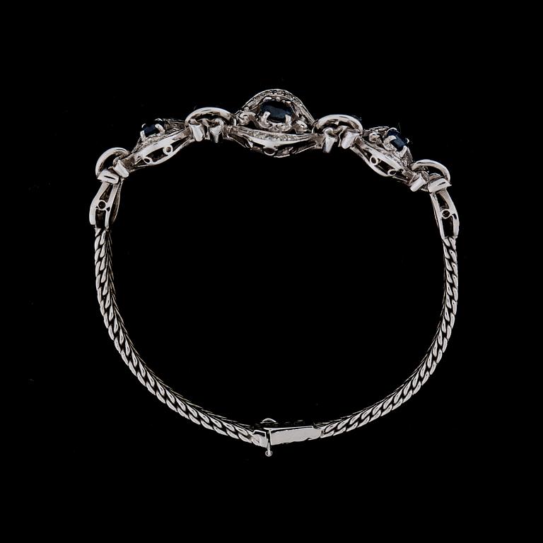 ARMLÄNK, 18k vitguld med 3 st fasettslipade safirer samt små diamanter. Vikt ca 17 gram.