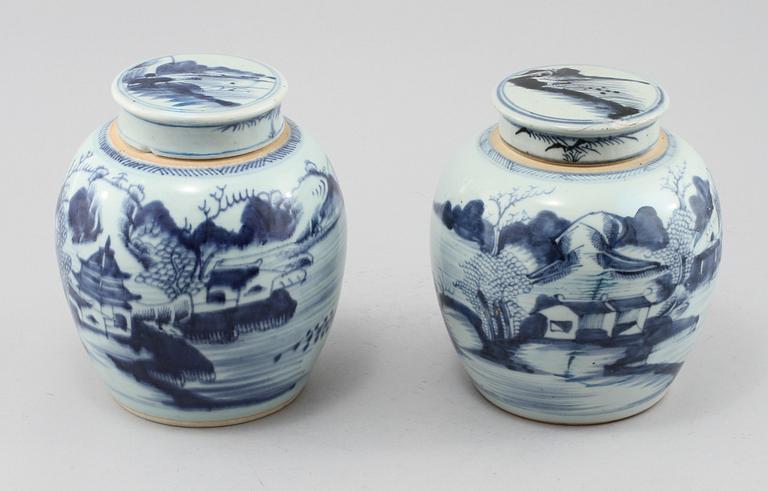 LOCKBOJANER, 2 st, porslin, Kina, 1800-tal.