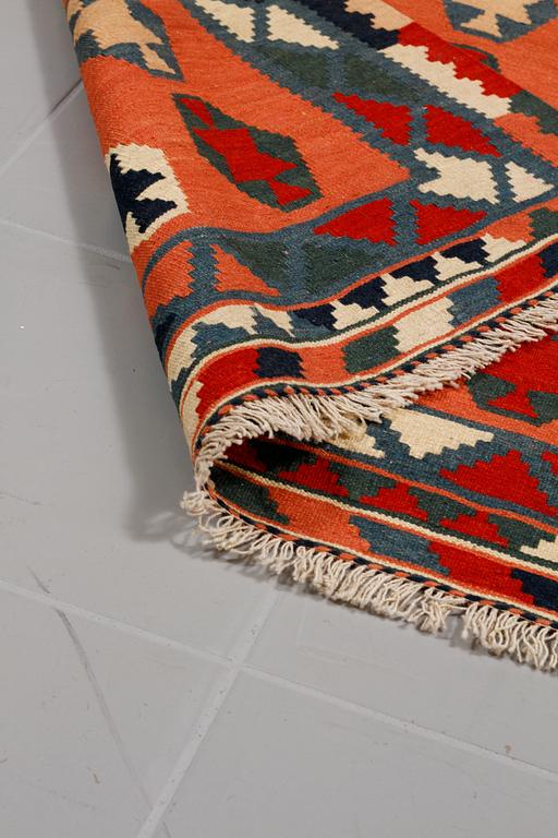 A VERAMIN KILIM RUG, 152 x 109 cm.