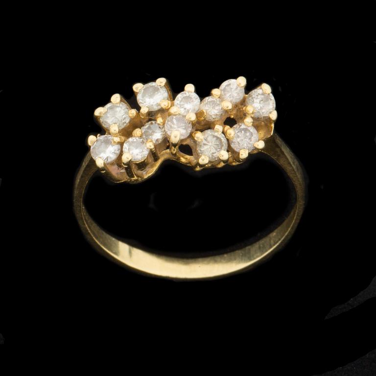 RING, 18 k guld med briljantslipade diamanter ca 0,36 ct. Vikt ca 2,5 g.