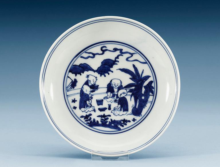 A small blue and white saucer dish, Jiajing´s six character mark and period (1522-66).