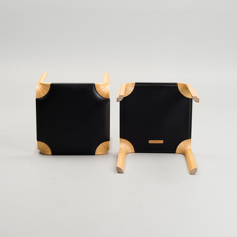 ALVAR AALTO, TVÅ PALLAR.  Modell  X 602. Formgiven 1954. Artek, sent 1900-tal.