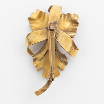 Brosch 18K guld i form av blomma med en pärla.
