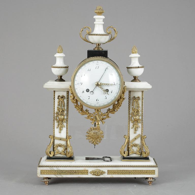 BORDSPENDYL, Louis XVI-stil, 1900-tal.
