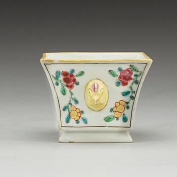 A famille rose cup with chickenhandles, Qing dynasty, Qianlong (1736-95).