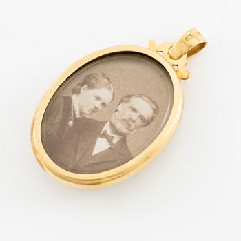 Medaljong 18K guld med pärlor.