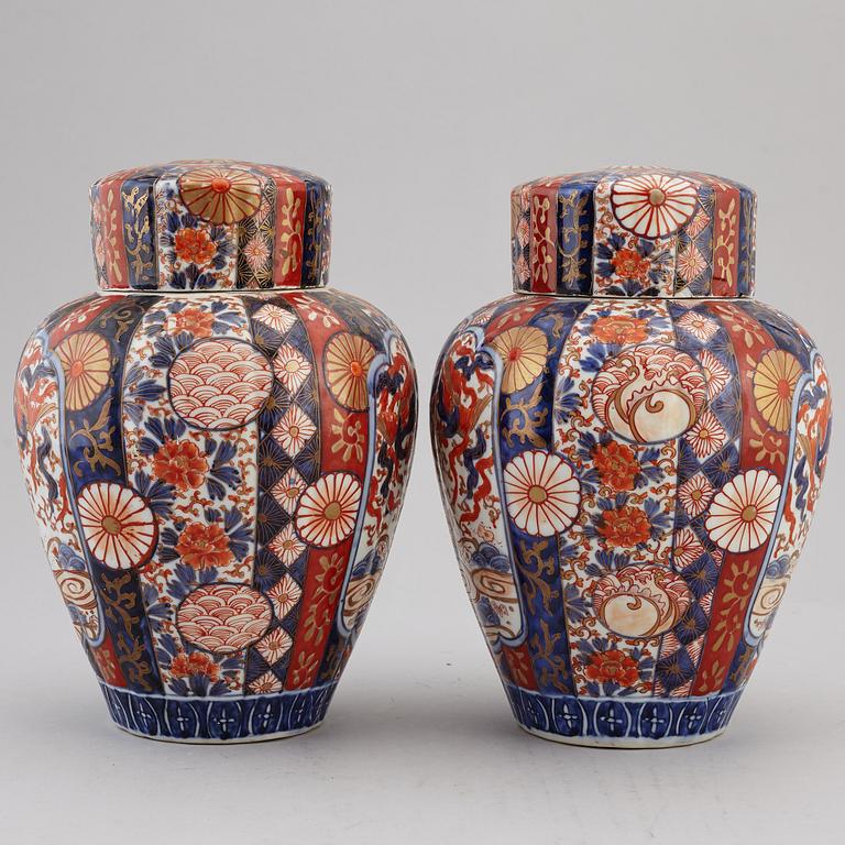 URNOR med LOCK, ett par, porslin. Japan, Meiji (1868-1912).