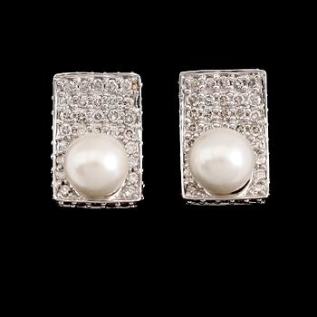 ÖRHÄNGEN, 1 par, 18 k vitguld, briljantslipade diamanter tot ca 0.75 ct, odlade pärlor.