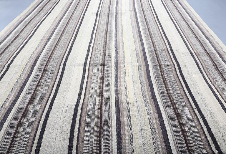 A FLATWEAVE RUG, 338 x 240 cm.