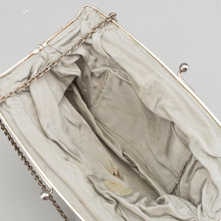 A SILVER EWENING BAG.