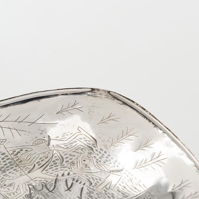 Tapio Wirkkala, A 'Bear hunting' silver dish, Tillander, Helsinki 1953.