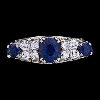 77. RING, 3 blue sapphires, tot. 1.65 cts, and brilliant cut diamonds, tot. 0.45 cts.