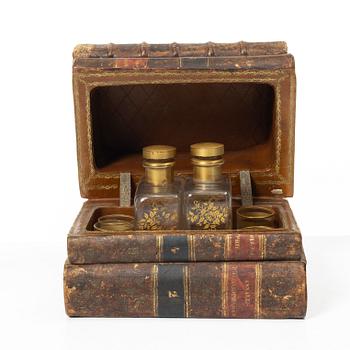 Bokgömma med likörset, 1900-tal med äldre böcker.