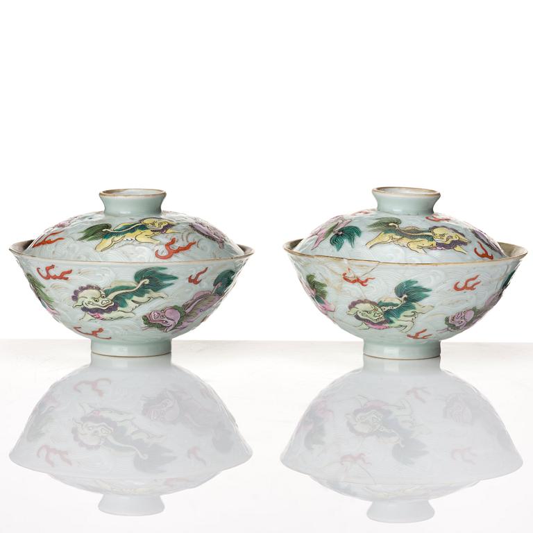 A pair of porcelain cups with covers, Qing dynasty, 19th Century.