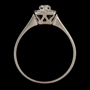 RING 18k vitguld, en briljantslipad diamant och 12 åttkantslipade diamanter, Gustav Dahlgren & Co Malmö, 1963. Vikt 3 g.