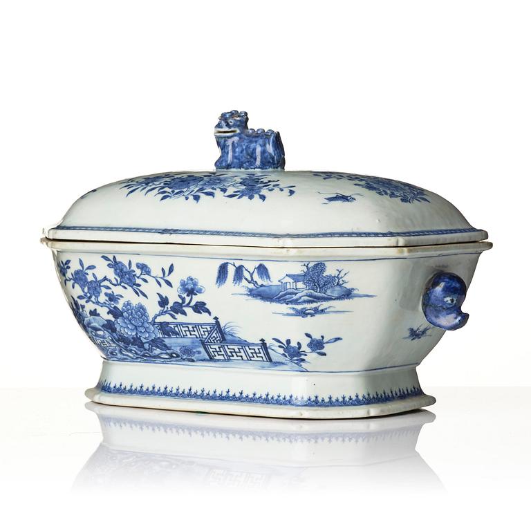 A blue and white tureen with cover, Qing dynasty, Qianlong (1736-95).