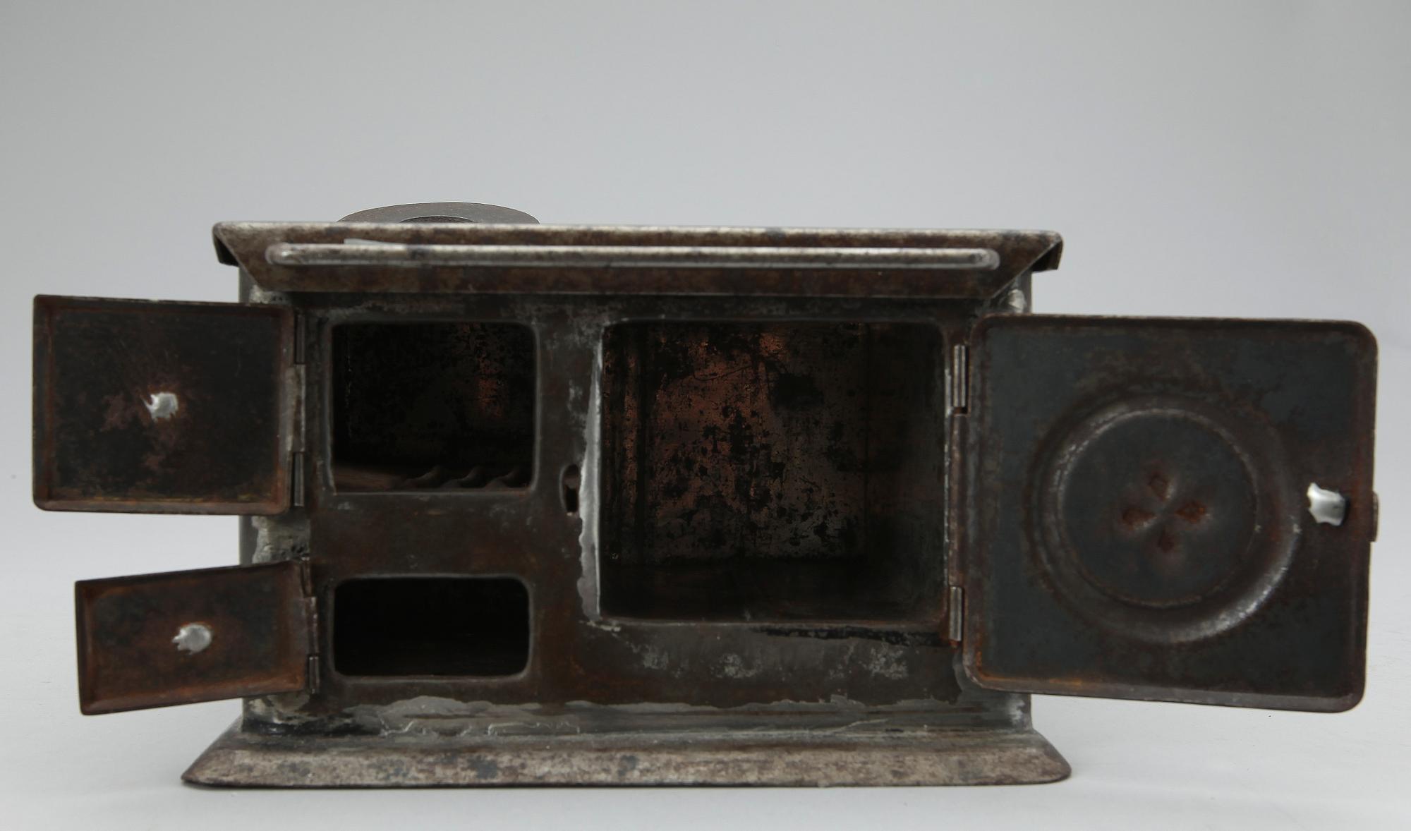 LEKSAKSPIS med tillbehör, 8 delar, plåt, järn samt koppar, 1800/1900-tal.