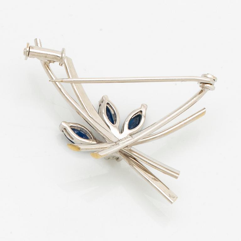 Brooch 18K whitegold 3 sapphires and 1 brilliant-cut diamond, approx 4 x 2 cm.