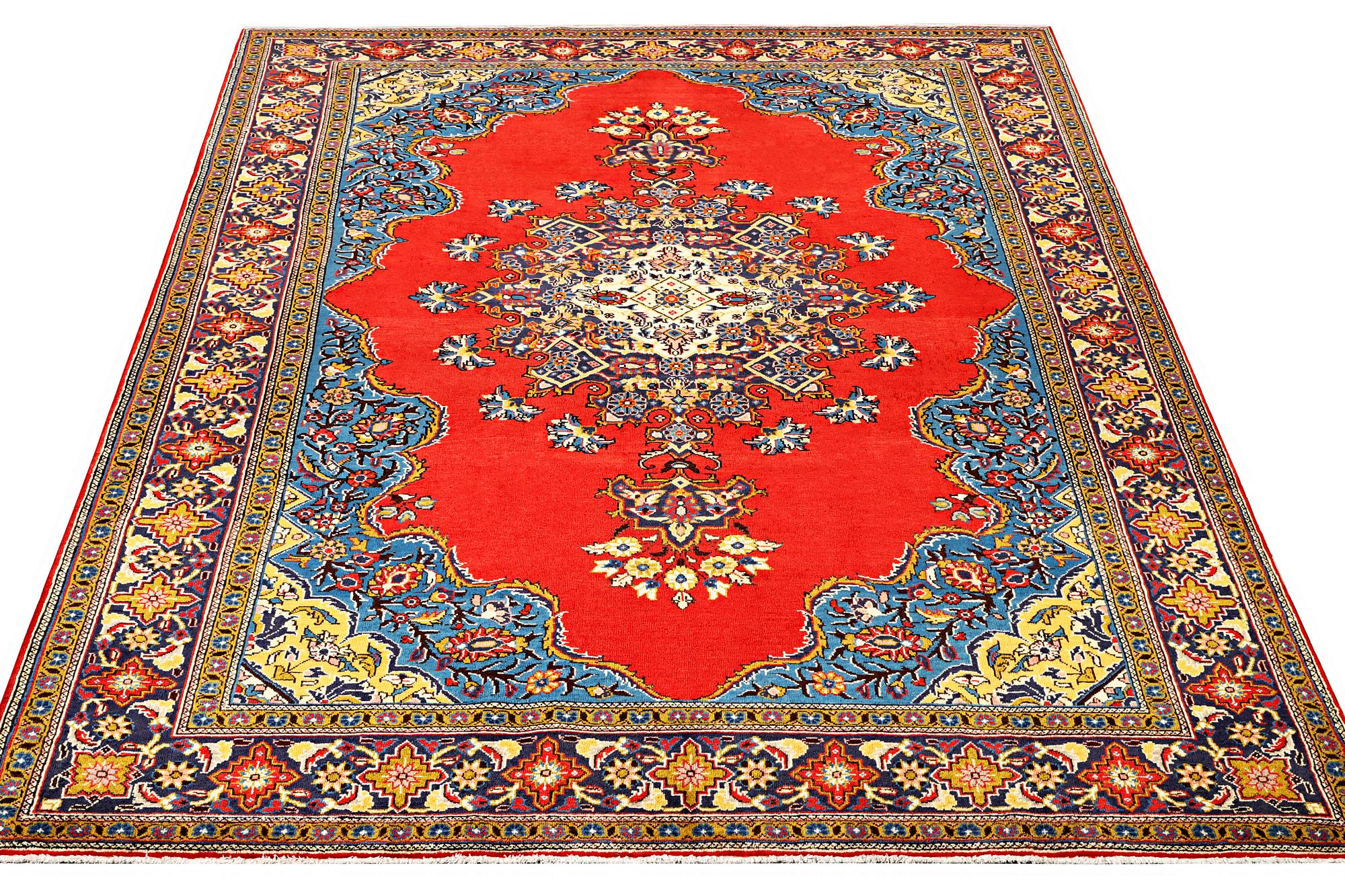A Sarouk carpet, a. 323 x 217 cm.