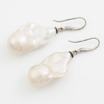 Earrings 18K white gold with cultured baroque freshwater pearls and brilliant-cut diamonds.