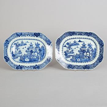 A pair of blue and white dishes, Qing dynasty, Qianlong (1736-95).