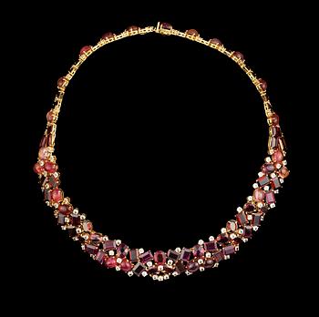 947. A tourmaline, garnet and white sapphire necklace.
