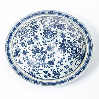 A Chinese blue and white tureen with cover, 20th century.