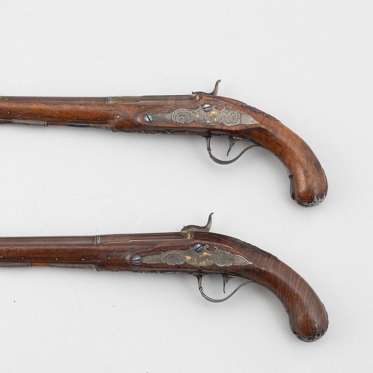 Slaglåspistoler, ett par, ändrade från flintlås,  Nusbaum Stockholm, 1700-talets mitt.