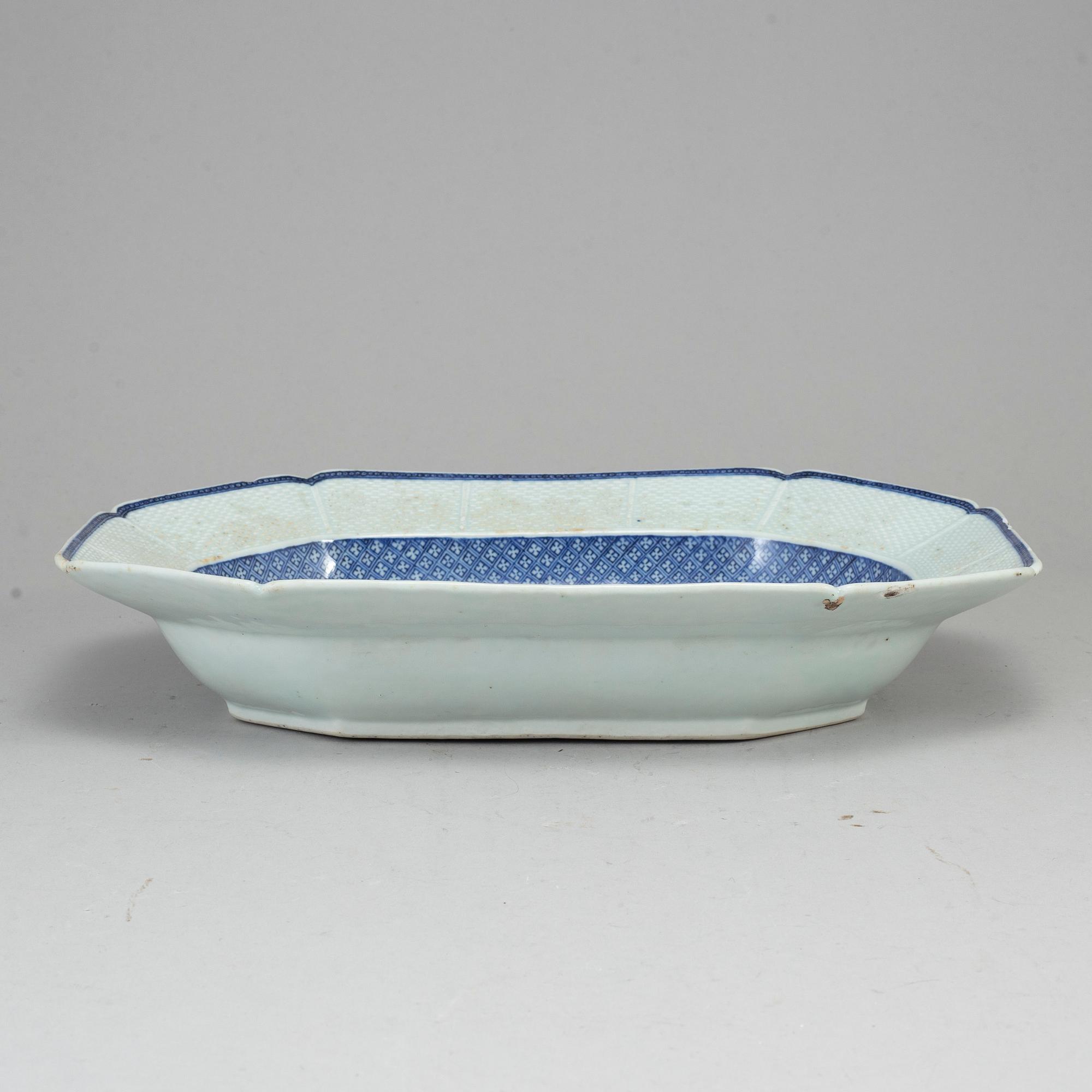 Oktagonalt med dekori  underglasyrblått av flodlandskap. Längd 36,5 cm.