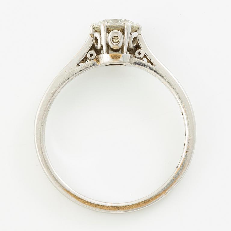 Ring 18K vitguld med en rund briljantslipad diamant.