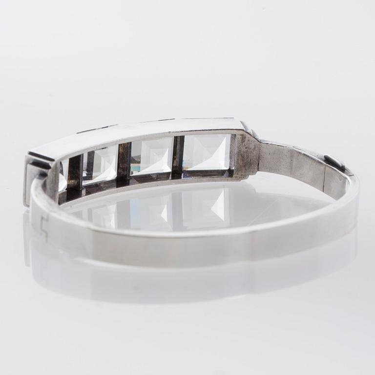 ARMRING, Wiwen Nilsson, Lund, 1947. Sterlingsilver med bergkristaller.