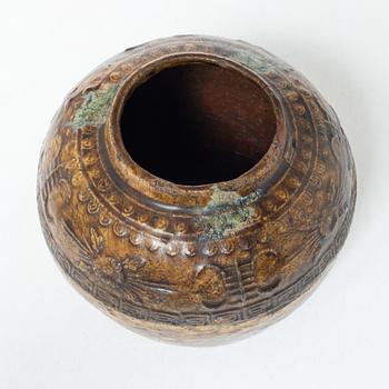 A glazed jar, Southeast Asia, 17th century.