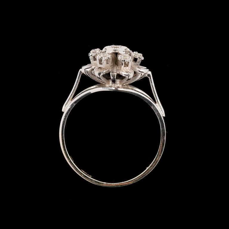 RING, 18k vitguld med briljanslipade diamanter.